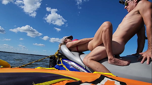 Casal atlético transa de jet ski no meio do lago