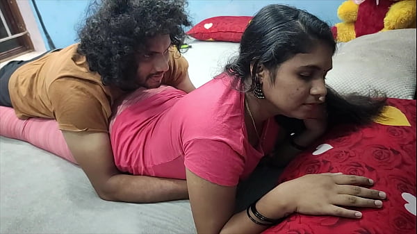 Casal desinibido lambe bundas e peitos na cama como animais