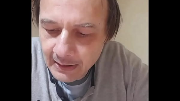 Coroa espiando meio-irmão se masturbando no quarto