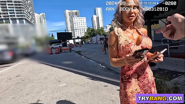 Coroa loira de peitos grandes recebe o pau e é protegida