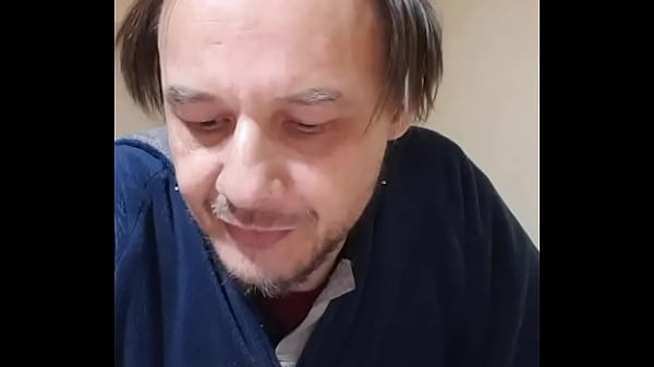 Coroa louca faz kendra rir com brincadeiras na cama