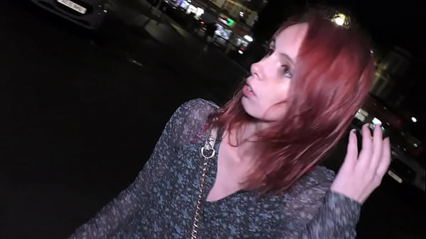 Dona de casa acha negão enquanto procura o marido
