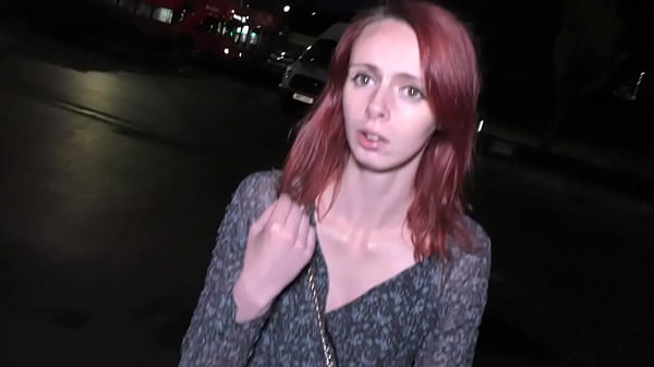 Esposa britânica safada encontra negão no shopping
