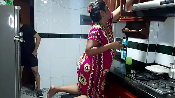 Experimentando a buceta deliciosa da madrasta na cozinha