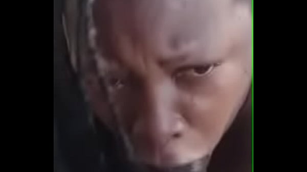 Gata engasga toda vez que o pau enche sua boca