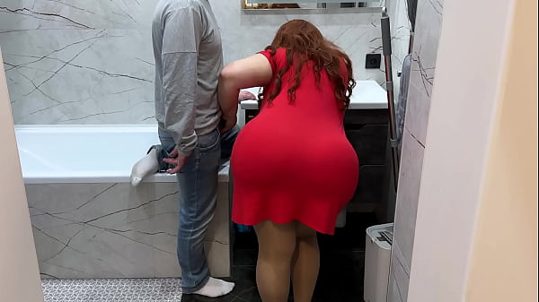 Madrasta bunduda deixa enteado apalpar sua bunda grande