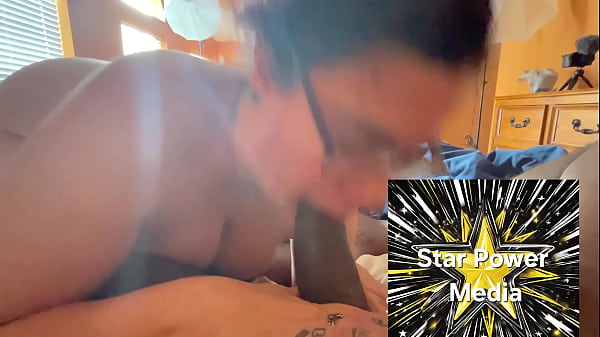 Max acorda com pau duro e dá para vicki de manhã