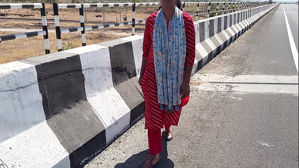 Mulher molhada oferece boquete para motorista na estrada